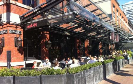 Earls Restaurant Image