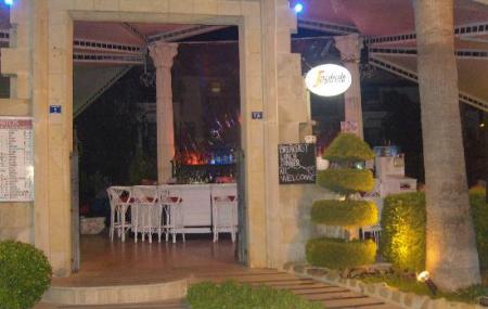 Mitos Bar Image