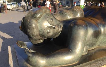 Mujer Con Espejo - Estatua De Botero Image