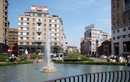 Fontana Di Piazza San Babila Image